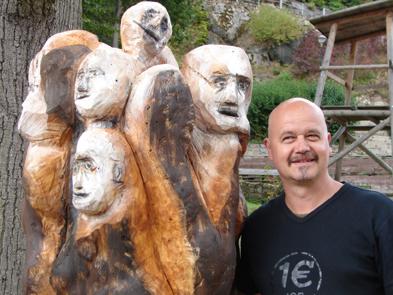 Schwarzart Künstler Uwe Schwarz neben einer seiner Skulpturen